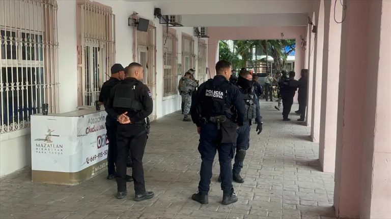 Dejan cabeza huma y mensaje afuera del Palacio Municipal de Mazatlán