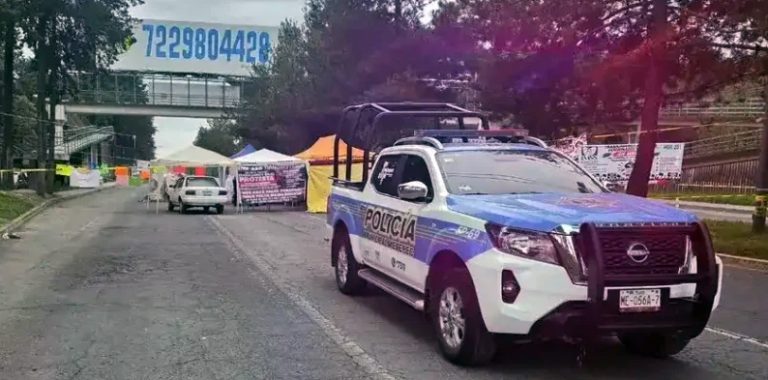 Trabajadores de la salud continúan con bloqueo en la Avenida Tecnológico, en Metepec