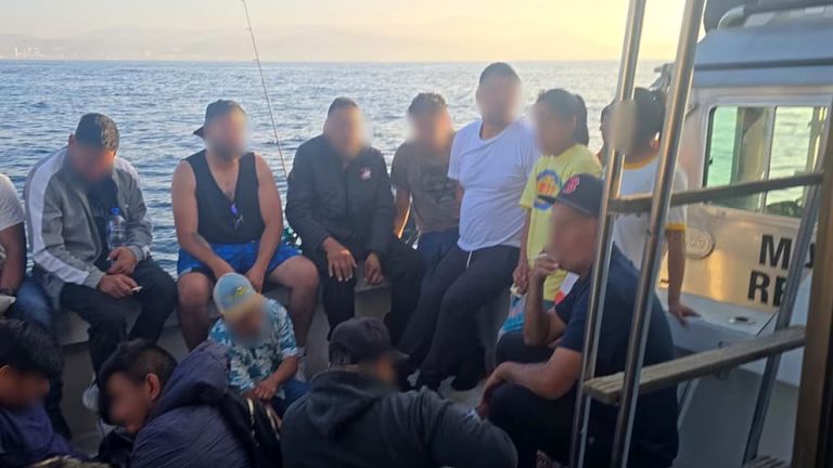 Guardia Costera de EEUU rescata a mexicanos del hundimiento de una embarcación cerca de Ensenada
