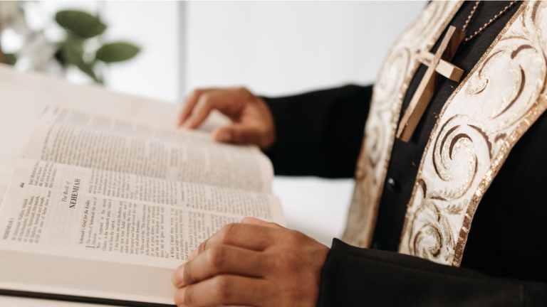 Alertan por cientos de falsos sacerdotes en México