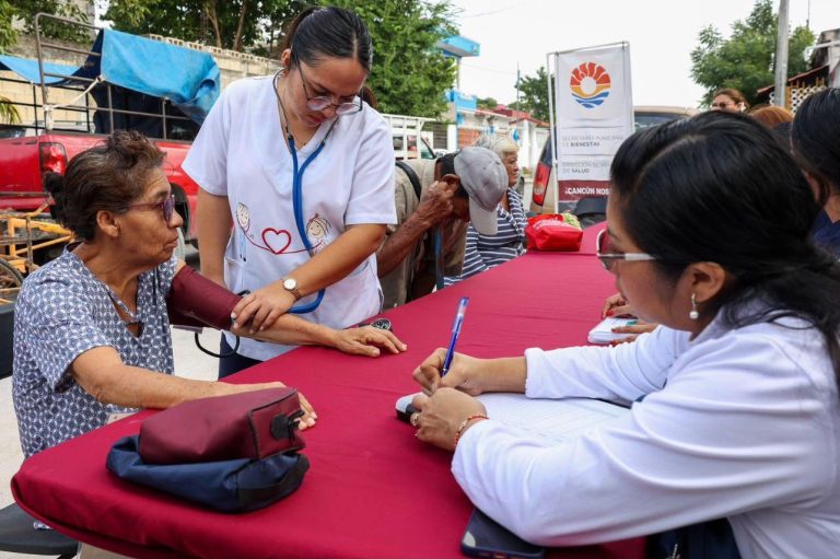 Salinas Pliego desafía a la 4T con jornadas médicas gratuitas