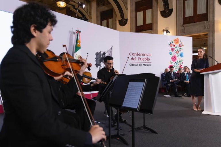 Sheinbaum ameniza la conferencia matutina, con orquesta sinfónica