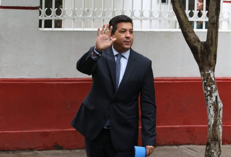 Denuncia Cabeza de Vaca a Américo Villarreal y otros funcionarios en EU
