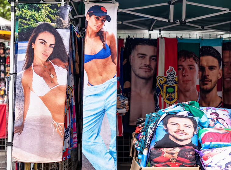 Venden toallas de Alessandra Rojo de la Vega en bikini y Omar García Harfuch sin camisa, en CdMx