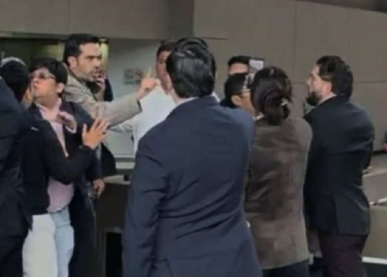Zafarrancho en San Lázaro: priista Gutiérrez Mancilla arroja agua sucia a Máynez