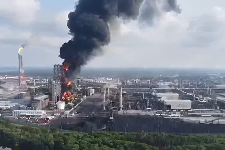 Pemex atiende conato de incendio en instalación de Dos Bocas