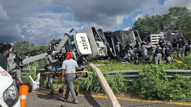 Vuelca camión de GN en carretera Mérida-Campeche; 10 elementos lesionados
