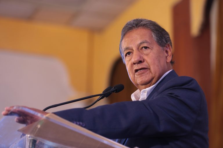 Solicitud de uso de salas VIP para senadores en AICM, error garrafal: Higinio Martínez