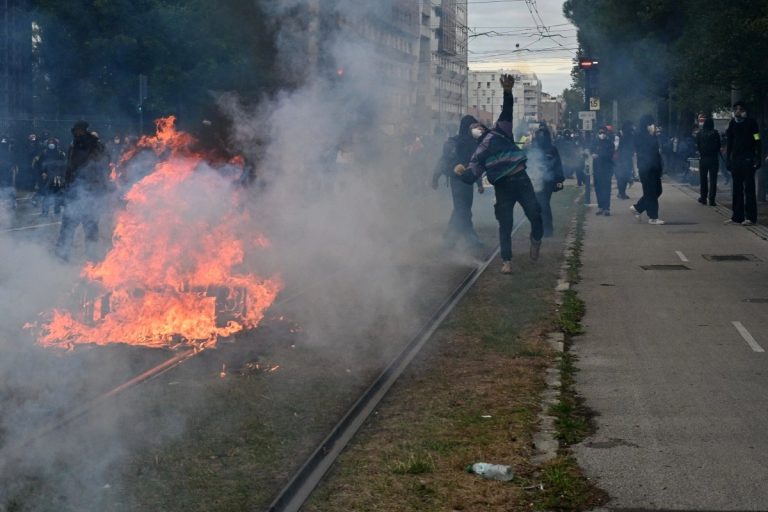 Activistas y estudiantes protestan en Paris, Francia, pese a despliegue policial