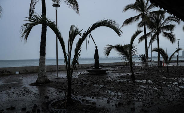 Huracán Simon convierte a Puerto Vallarta en un pueblo fantasma